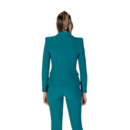 This Blazer by Rinascimento for women in stretch polyester black & gold presents a tailored silhouette, meticulously tailored with a tailored round neckline and distinctive for a tailored finish.
