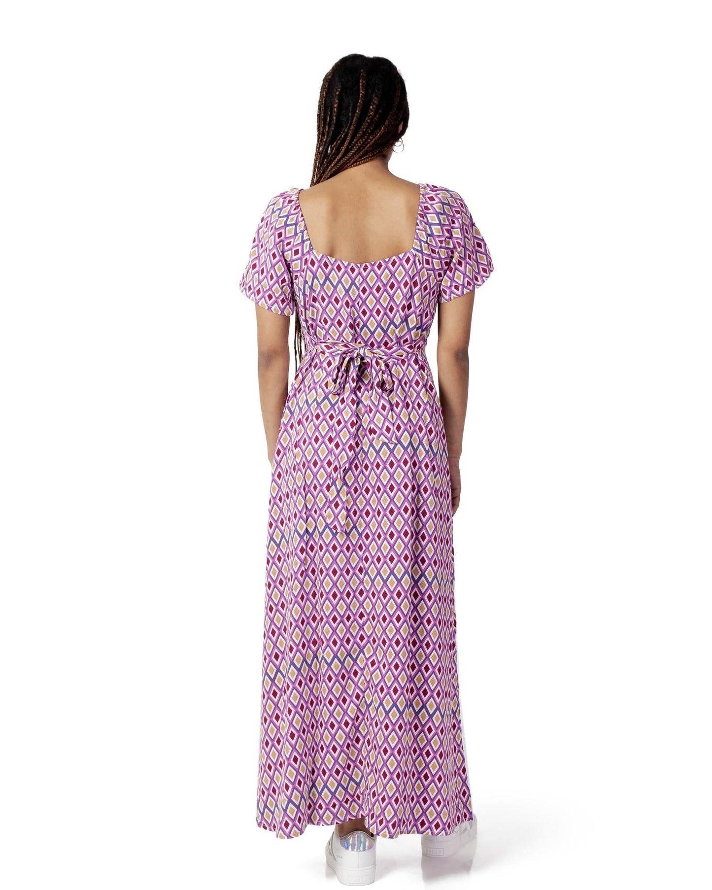 Dress by Only for women in viscose multicolor, natural & patterned features an magnificent silhouette, artfully detailed with a magnificent and that flows into an magnificent long.