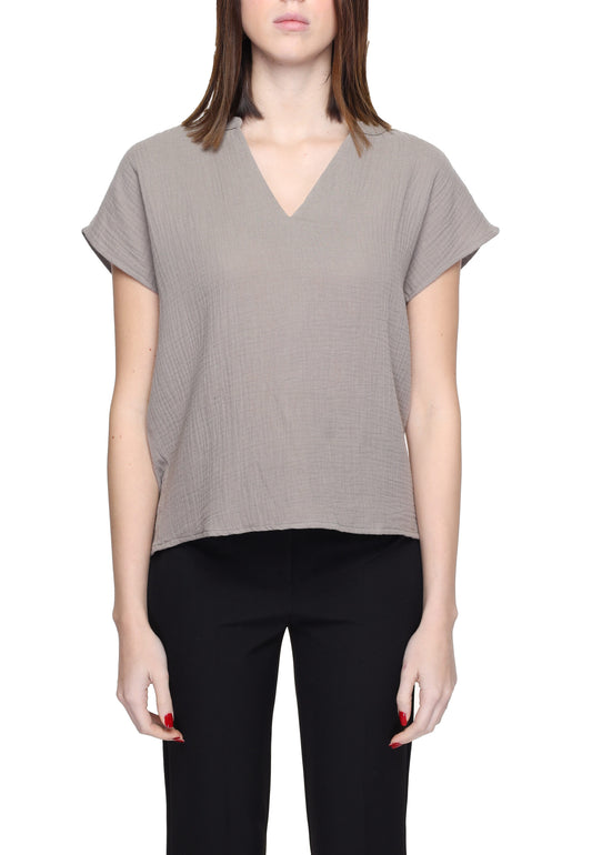 Blouse by Jacqueline De Yong for women in cotton beige & patterned presents a discerning silhouette, showcasing a sophisticated v-neck neckline and short-sleeve for a truly discerning finish.