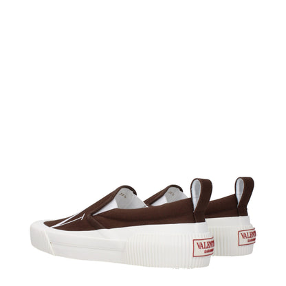 This Flat Loafer Slip-On Shoes by Valentino Garavani for men in rubber & fabric brown features an exquisite silhouette from the Men's Rubber & Fabric Flat Loafer Slip-On Shoes collection, defined by a sophisticated flat and elegant round toe style.