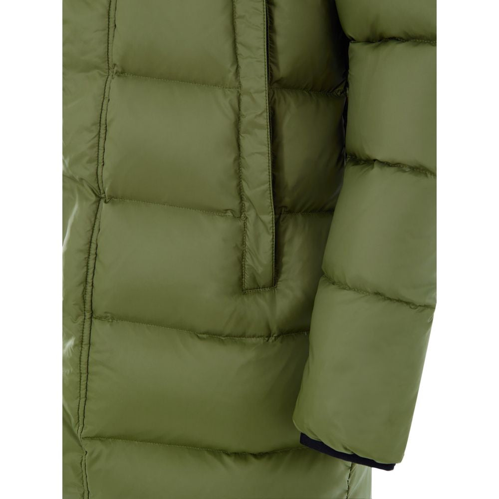 This Hooded Puffer Jacket by Moose Knuckles for men in nylon cotton military-green exhibits a edgy silhouette, meticulously detailed with functional pockets, hooded & insulated and a edgy hooded neckline for a edgy finish.