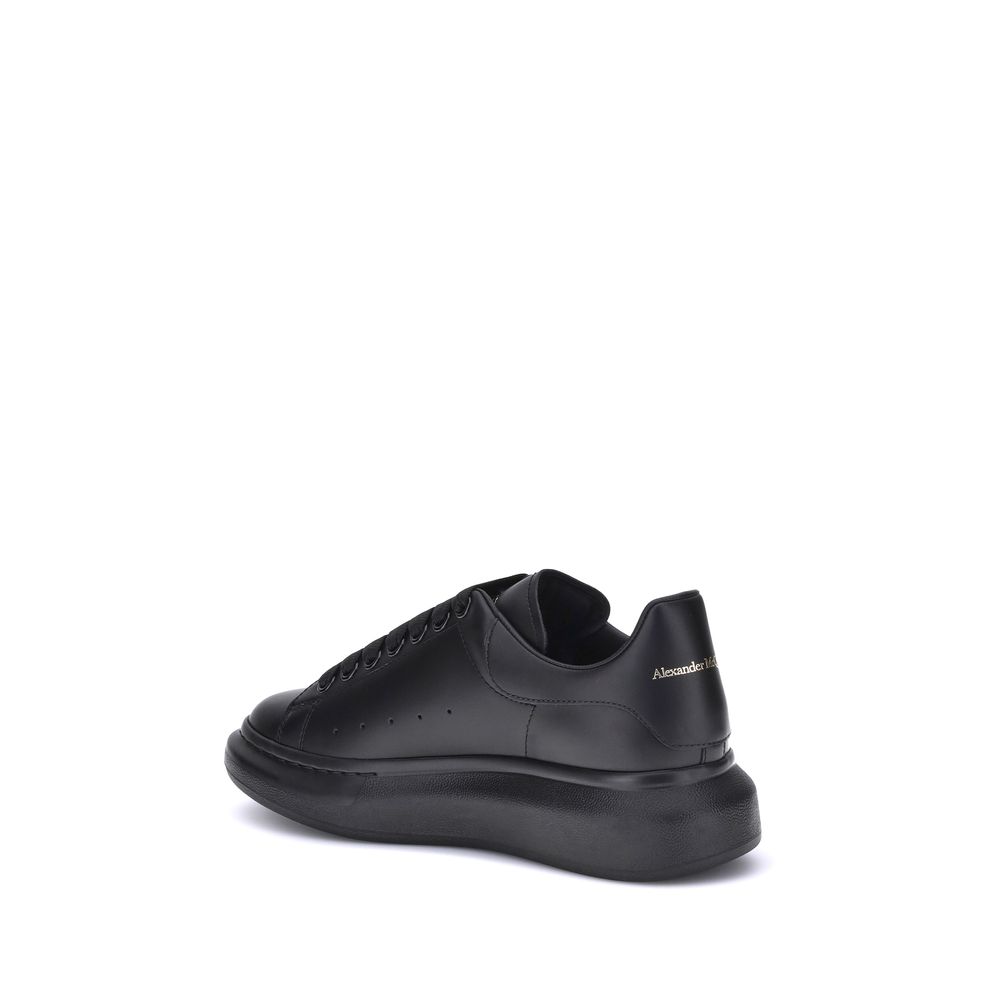 Sneakers by Alexander McQueen for men in bos taurus calf leather black presents a sumptuous silhouette, artfully capturing the essence of the Men's Fashion Bos Taurus Calf Leather Sneakers with its sumptuous fashion style design.