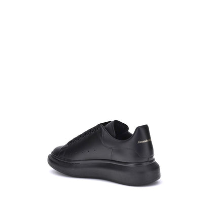 Sneakers by Alexander McQueen for men in bos taurus calf leather black presents a sumptuous silhouette, artfully capturing the essence of the Men's Fashion Bos Taurus Calf Leather Sneakers with its sumptuous fashion style design.