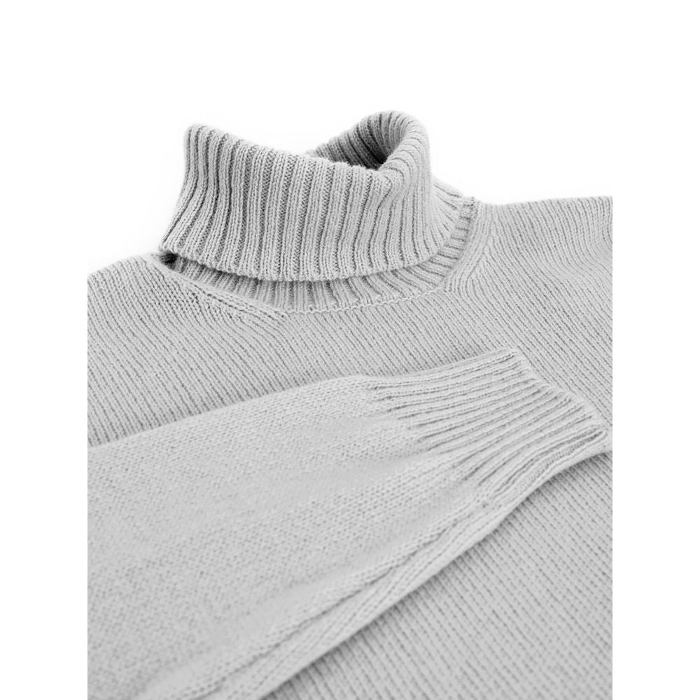 Sweater by Gran Sasso for men in wool gray showcases a sumptuous silhouette, artfully finished with a sumptuous turtle neckline and for a sophisticated, sumptuous look.