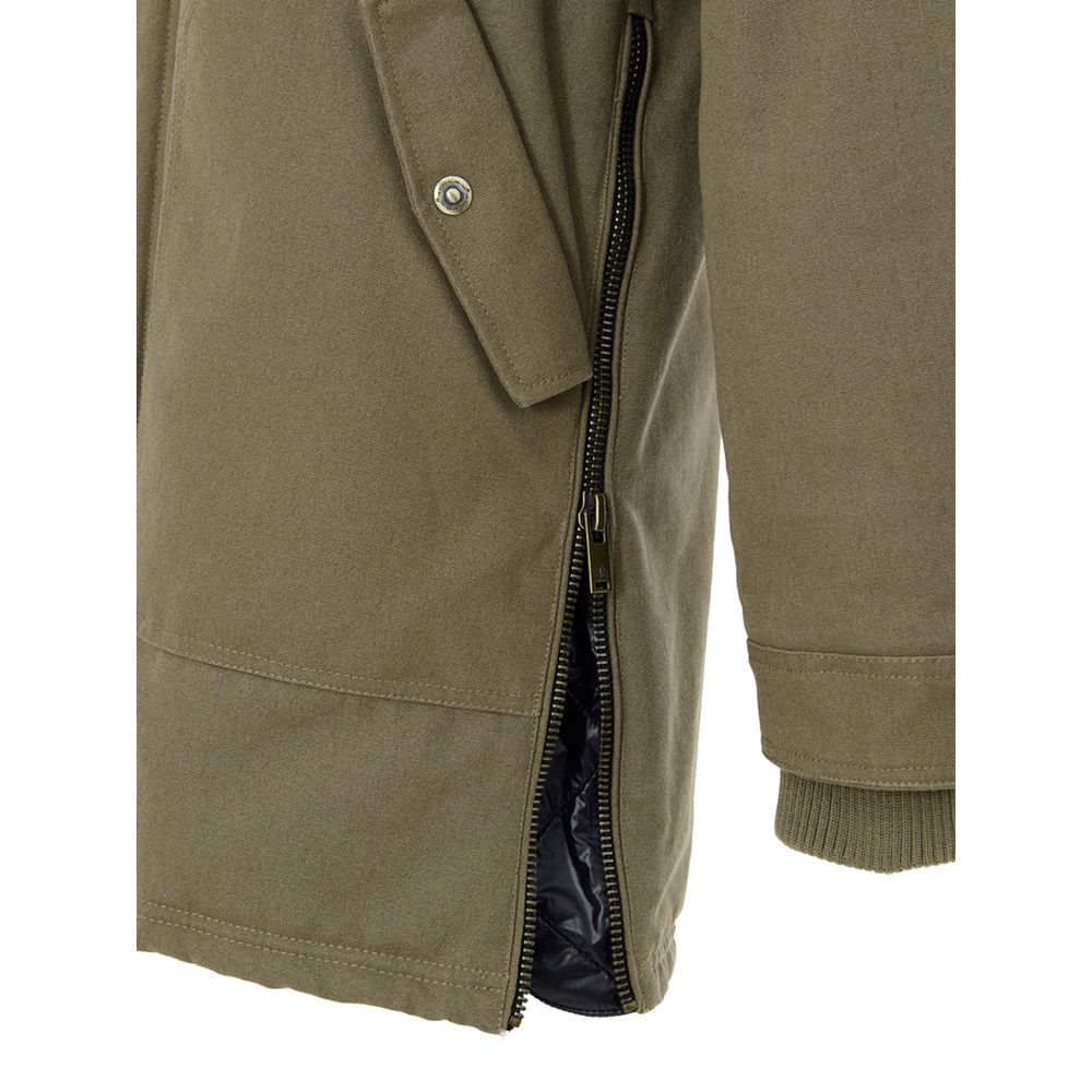 This Hooded Parka by Moose Knuckles for men in nylon cotton & sherpa fur green presents a enveloping silhouette, meticulously detailed with pockets & hooded and a enveloping hooded neckline.