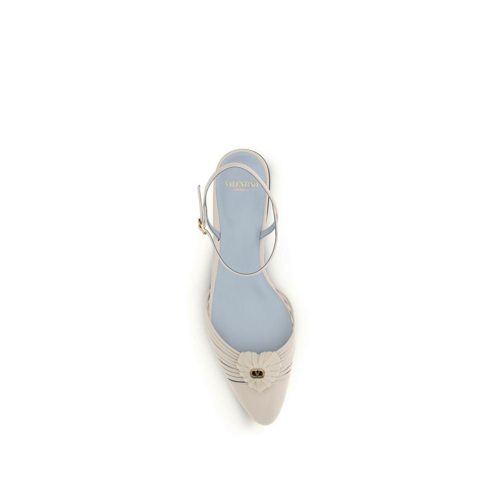 Ballet Sandals Flat Shoes by Valentino Garavani for women in bos taurus calf leather beige features an captivating silhouette, showcasing the captivating style of the Heart V Logo Women's Bos Taurus Calf Leather Ballet Sandals Flat Shoes with its distinct and refined .