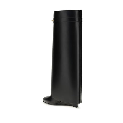 Wedge Boots by Givenchy for women in bos taurus calf leather black & gold features an enchanting design from the Women's Bos Taurus Calf Leather Wedge Boots collection, highlighting a enchanting wedge and pointed toe style for a refined look.