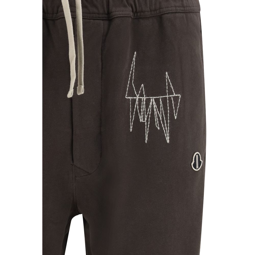 Sweatpants by Moncler x Rick Owens for men in cotton brown features an dynamic athletic & regular-fit with a long and , expertly finished with functional for a dynamic silhouette.