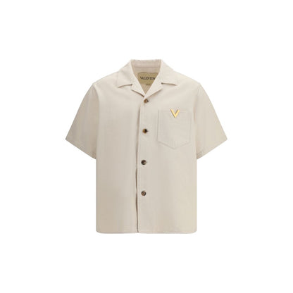 Shirt by Valentino Garavani for men in denim cotton beige, gold & signature showcases a sharp silhouette, elegantly detailed with a sharp and sharp .