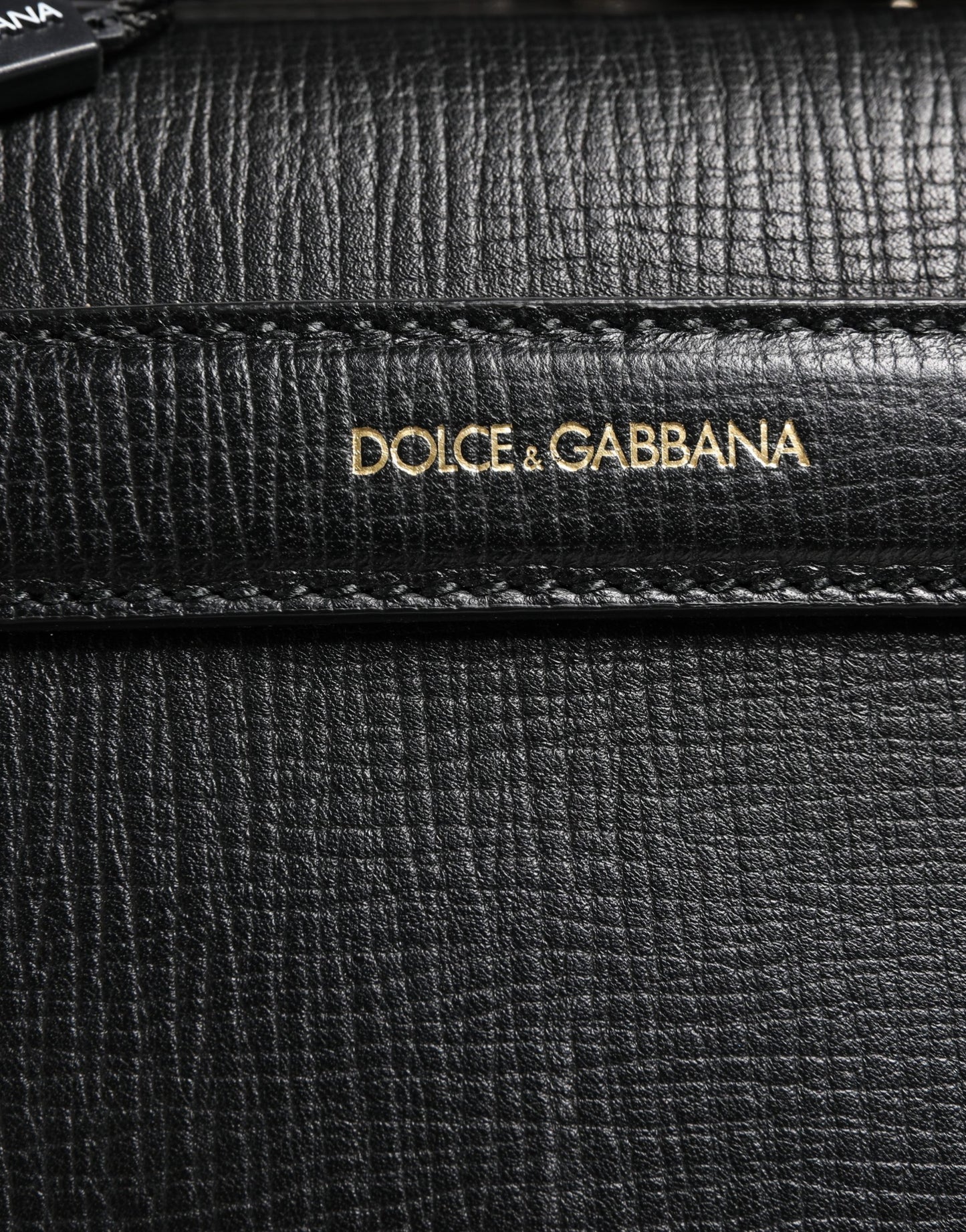 Weekender Convertible Handbag by Dolce & Gabbana for unisex in calf leather black presents a exquisite silhouette, showcasing a secure zipper and organized laptop-compartment with versatile .