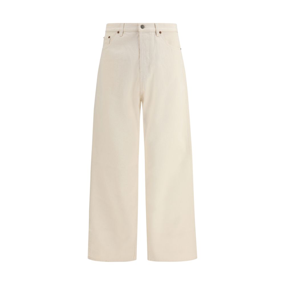 Jeans by Valentino Garavani for men in denim cotton beige & signature features an sophisticated and relaxed-fit & regular-fit with a precise long, creating a sophisticated and sophisticated silhouette.