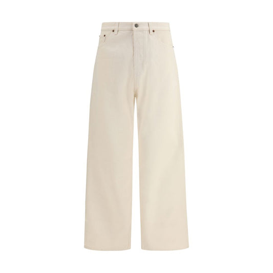 Jeans by Valentino Garavani for men in denim cotton beige & signature features an sophisticated and relaxed-fit & regular-fit with a precise long, creating a sophisticated and sophisticated silhouette.