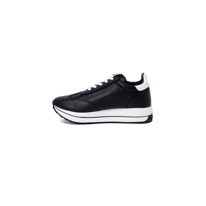 Sneakers by Love Moschino for women in synthetic leather black & gold features a sumptuous design, perfectly showcasing the sumptuous low-top casual style of this Women's Padded Low-Top Casual Synthetic Leather Sneakers.