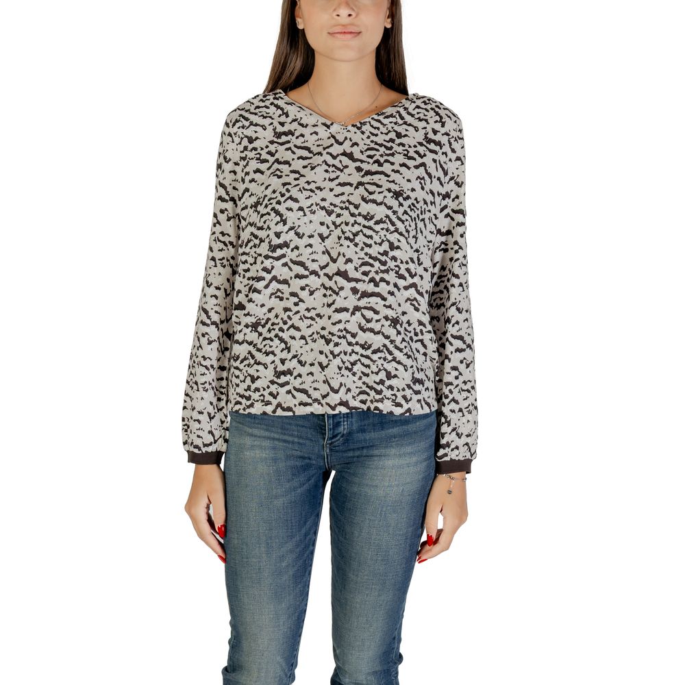 Shirt by Street One for women in viscose showcases a sharp silhouette, elegantly detailed with a sharp round neckline and sharp long-sleeve.