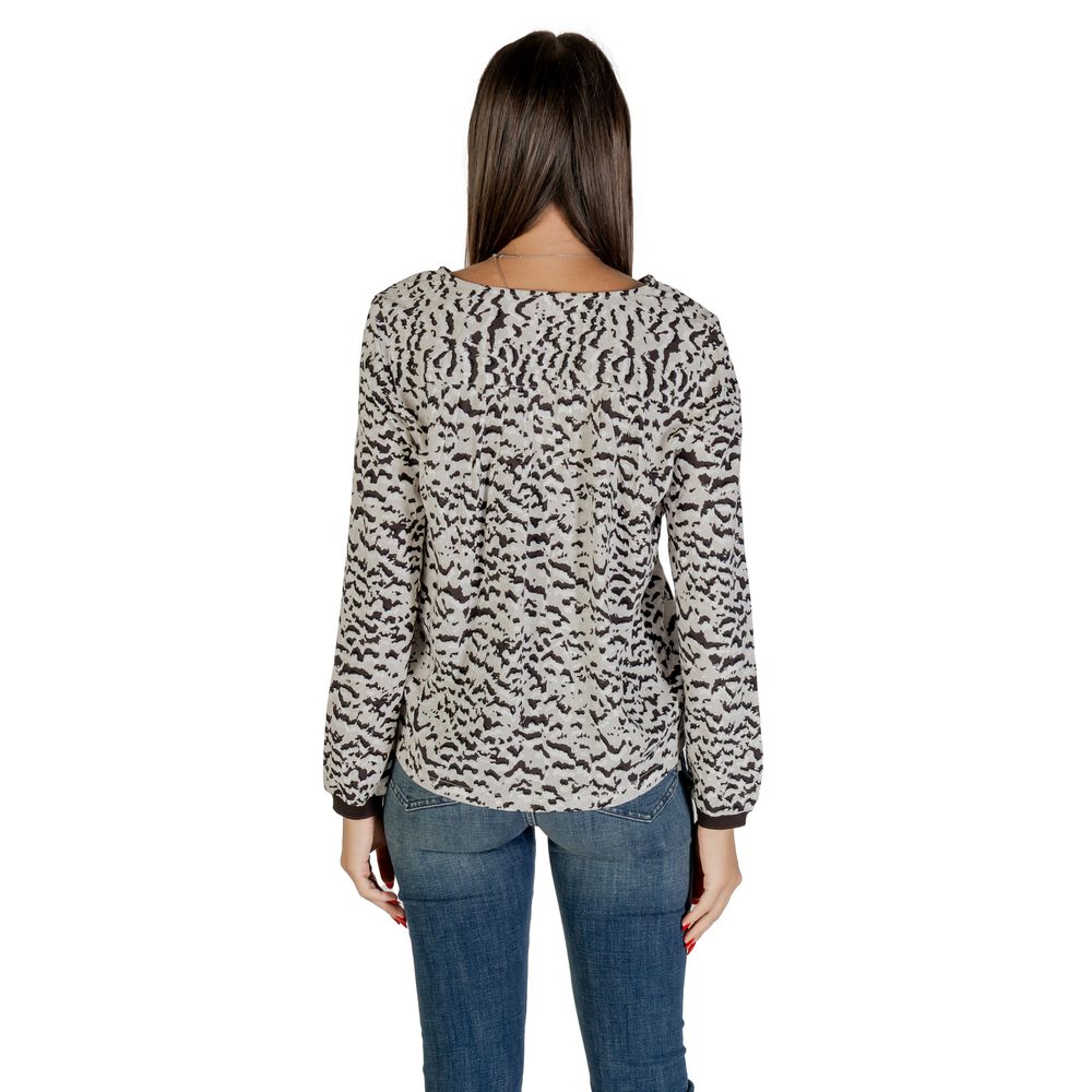 Shirt by Street One for women in viscose showcases a sleek silhouette, elegantly detailed with a sleek round neckline and for a sleek finish.
