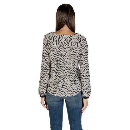 Shirt by Street One for women in viscose showcases a sleek silhouette, elegantly detailed with a sleek round neckline and for a sleek finish.