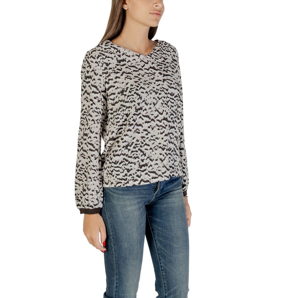 Shirt by Street One for women in viscose features an architectural silhouette with a refined and elegant round neckline for a architectural look.
