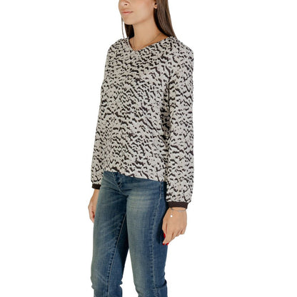 Shirt by Street One for women in viscose showcases a sharp silhouette, elegantly detailed with a sharp and sharp .