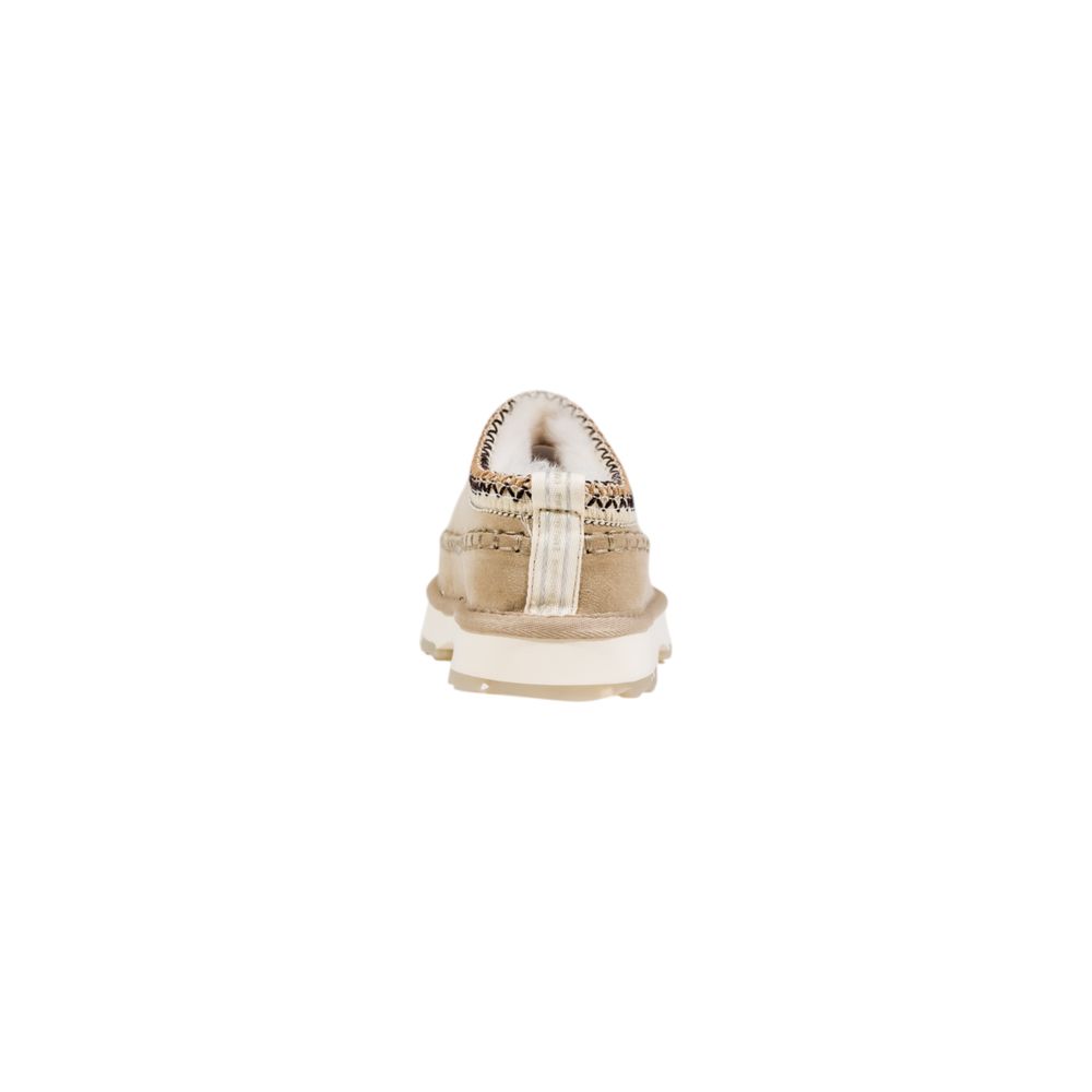 Slip-On Scuff Slippers by EMU Australia for women in leather and gray presents a sculptural silhouette as Women's Leather Slip-On Scuff Slippers, featuring a sculptural and a sculptural for refined comfort.