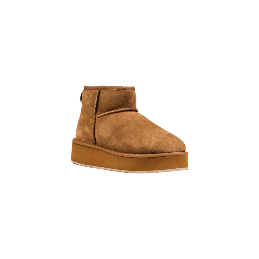Flatform Ankle Winter Boots by EMU Australia for women in leather & wool beige features an aerodynamic silhouette from the Women's Leather & Wool Flatform Ankle Winter Boots collection, showcasing a aerodynamic flatform and refined for an aerodynamic look.