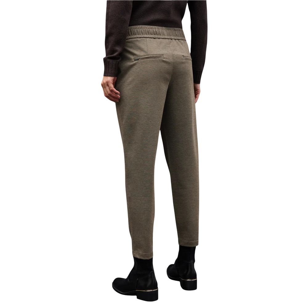 Trousers by Street One for women in stretch viscose brown presents a perennial silhouette, meticulously tailored with a regular-fit cut, long finish, and an elegant .