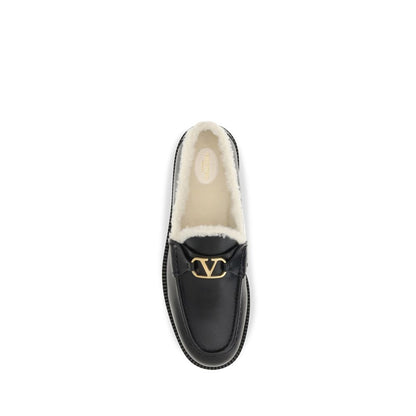 This Flat Loafer Slip-On Shoes by Valentino Garavani for women in bost taurus calf leather & fur black features an exquisite silhouette from the V Logo Women's Bost Taurus Calf Leather & Fur Flat Loafer Slip-On Shoes collection, defined by a sophisticated flat and elegant round toe style.