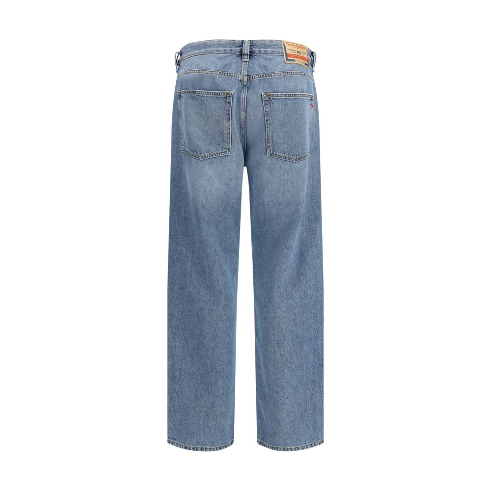 Jeans by Diesel for men in organic cotton denim blue features an refined tailoring silhouette, showcasing a premium tapered-leg, relaxed-fit & regular-fit with a mid rise and long cut for a refined tailoring look.
