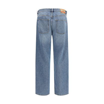 Jeans by Diesel for men in organic cotton denim blue features an refined tailoring silhouette, showcasing a premium tapered-leg, relaxed-fit & regular-fit with a mid rise and long cut for a refined tailoring look.