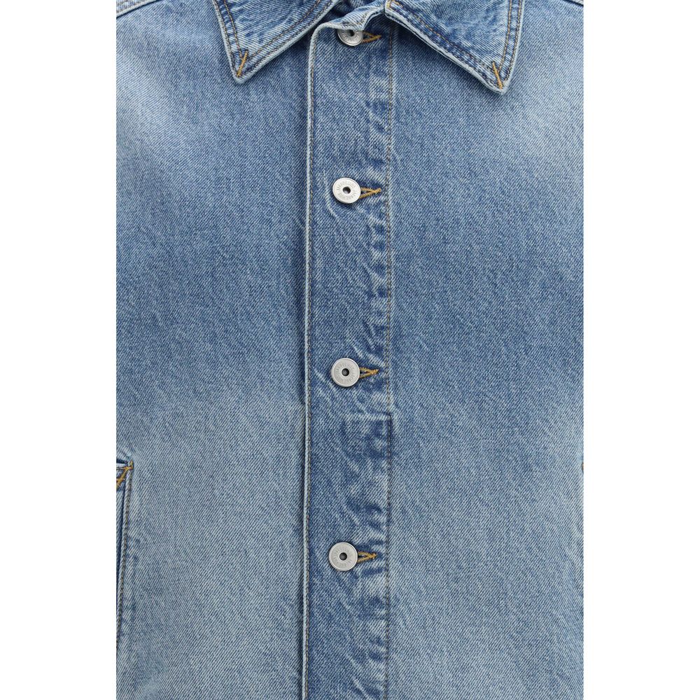 This Trucker Jacket by Jacquemus for men in denim cotton & polyamide blue exhibits a edgy silhouette, meticulously detailed with functional pockets and a edgy for a edgy finish.