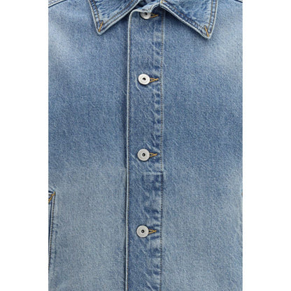 This Trucker Jacket by Jacquemus for men in denim cotton & polyamide blue exhibits a edgy silhouette, meticulously detailed with functional pockets and a edgy for a edgy finish.