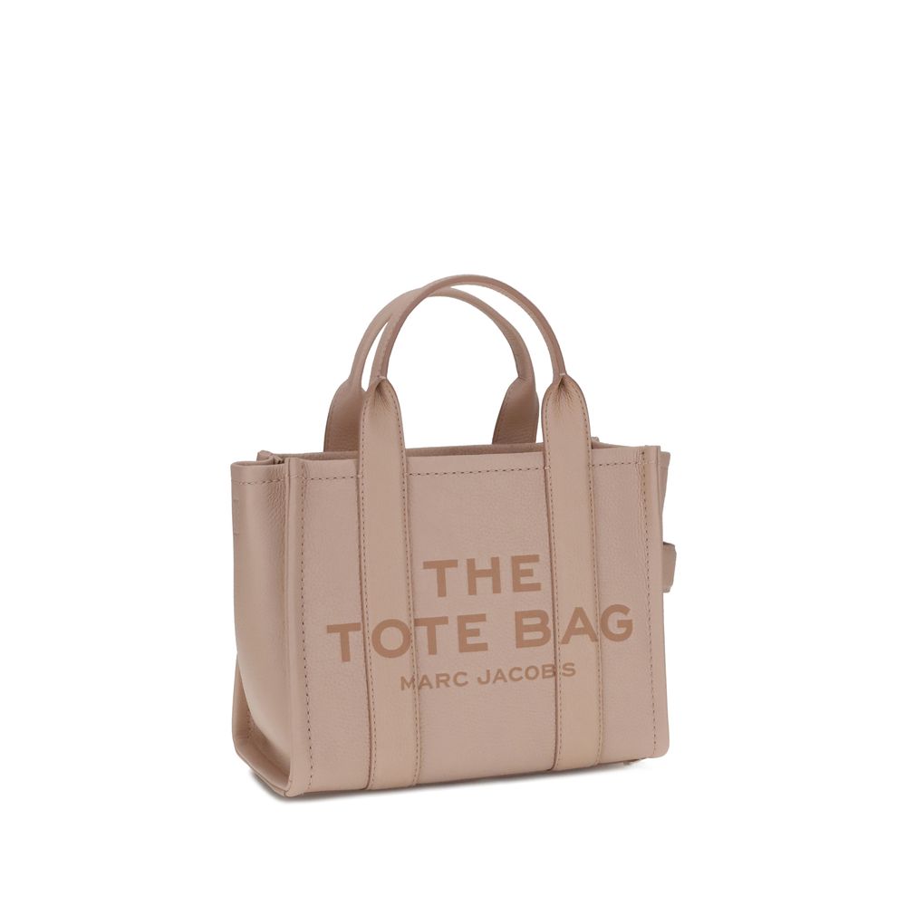 This Small Tote Handbag by Marc Jacobs for women in bos taurus calf grained leather and multicolor, monogram & print presents a sculptural silhouette featuring a secure , ample , and versatile shoulder-strap, handle & adjustable-strap for a sculptural finish.