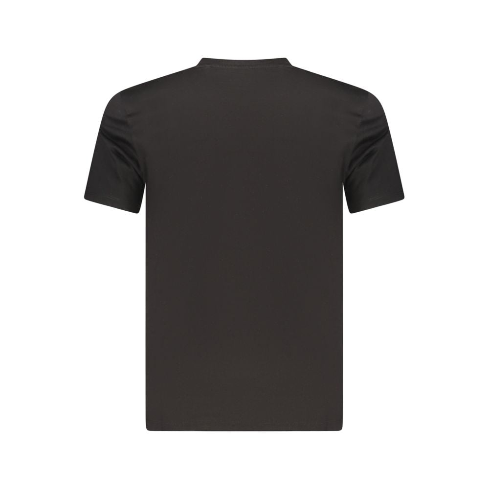 T-Shirt by Guess Jeans for men in organic cotton black & print features an edgy silhouette, meticulously detailed with a sophisticated and for a truly edgy finish.