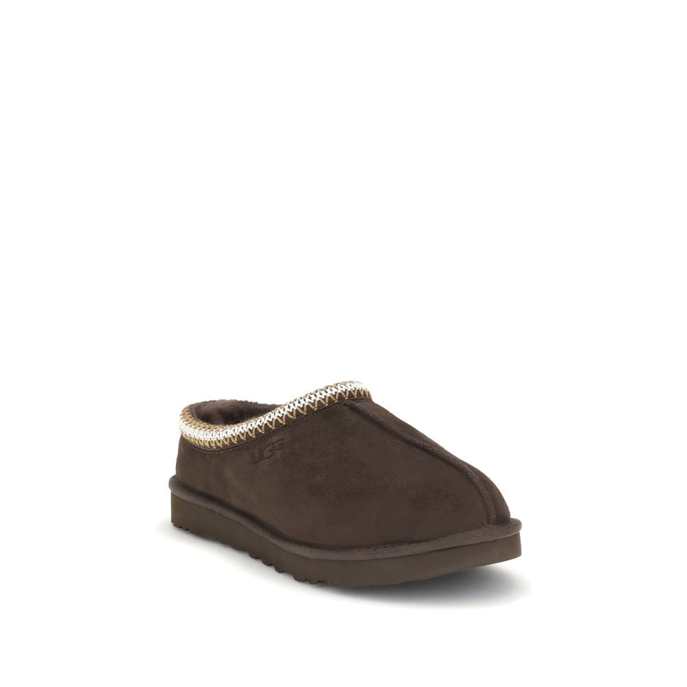 This Flat Mule Mules Shoes by UGG for men in polyester suede leather brown features an exquisite silhouette from the Men's Polyester Suede Leather Flat Mule Mules Shoes collection, defined by a sophisticated flat and elegant .