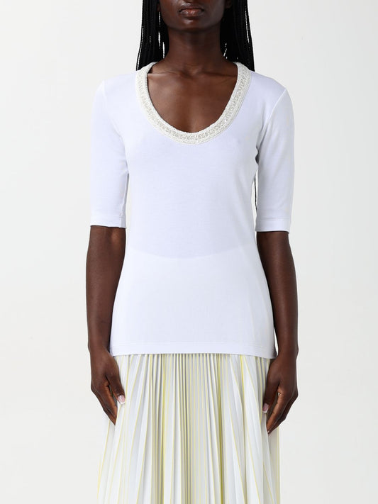 T-Shirt by Fabiana Filippi for women in cotton white features an edgy silhouette, meticulously detailed with a sophisticated and v-neck neckline for a truly edgy finish.
