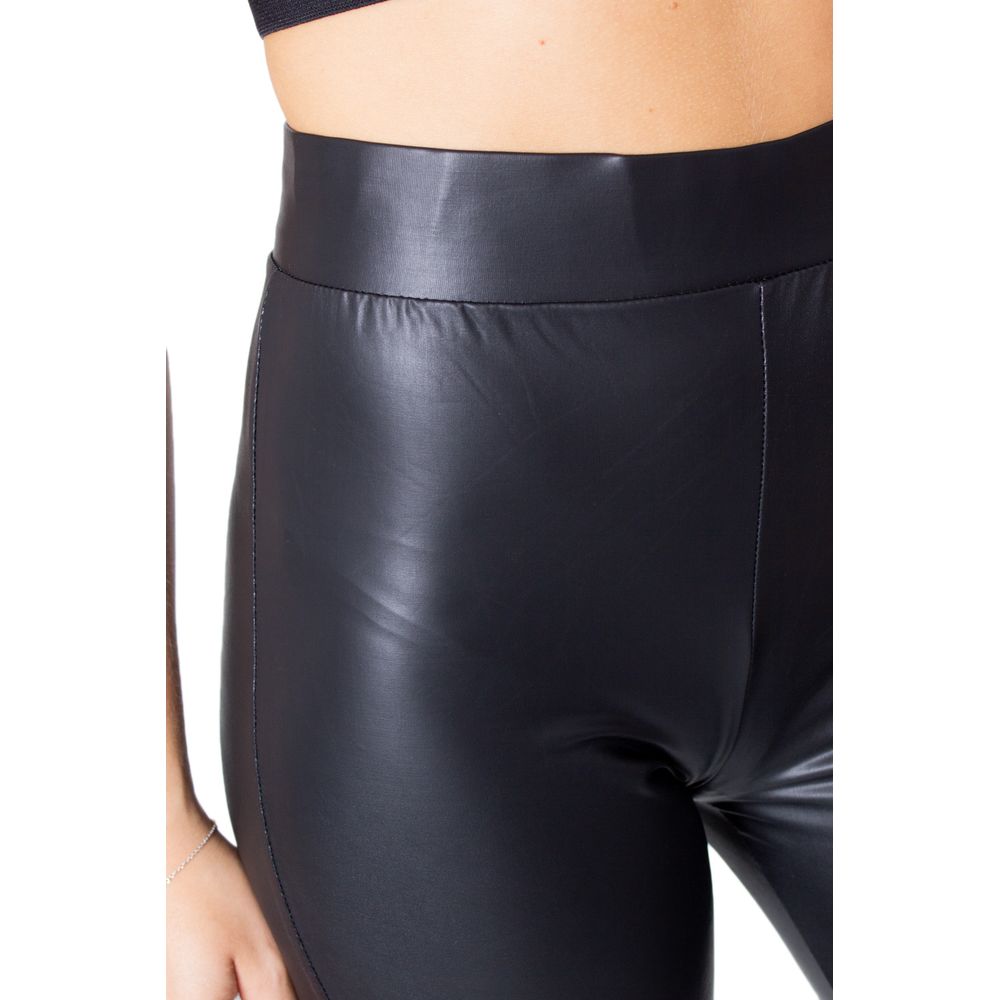 Activewear Leggings by Only for women in stretch polyester black features a sporty leggings with a and long, showcasing a sporty silhouette enhanced by innovative .