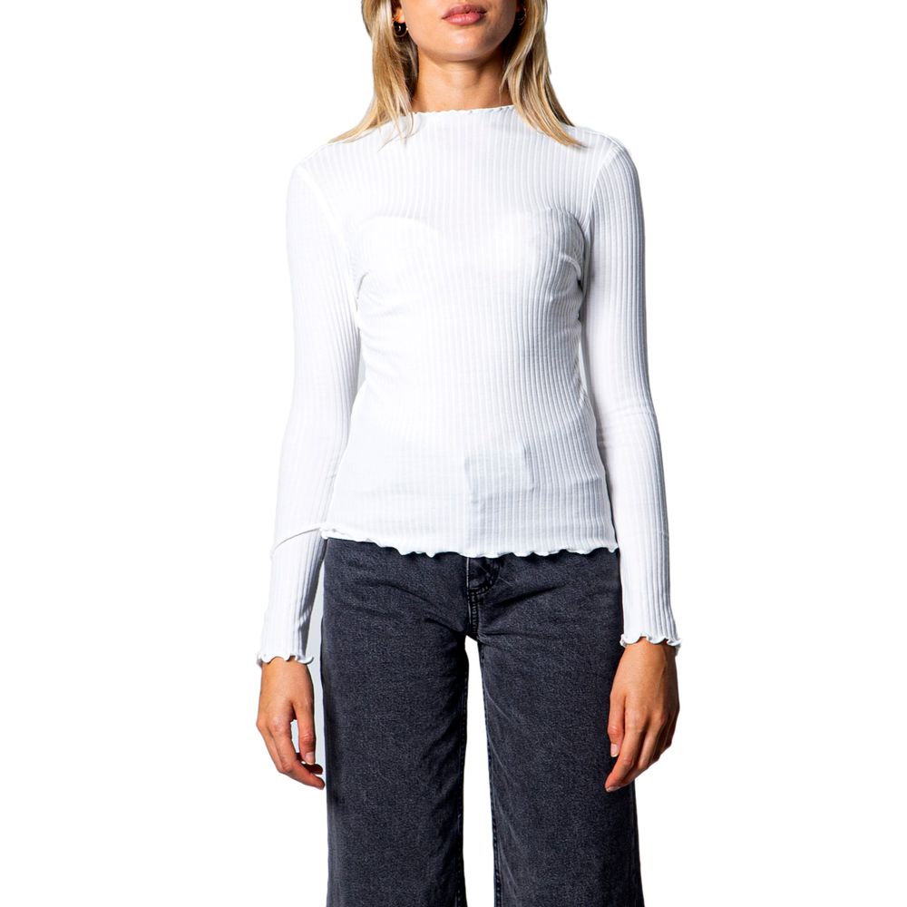 This Sweater by Only for women in stretch polyester & viscose white presents a understated silhouette, featuring a sophisticated turtle high-neck neckline and long-sleeve for a understated finish.