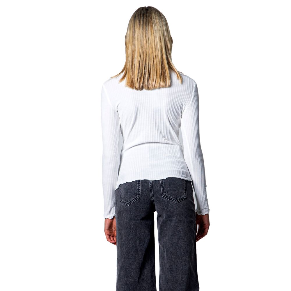 Sweater by Only for women in stretch polyester & viscose white showcases a sumptuous silhouette, artfully finished with a sumptuous turtle high-neck neckline and for a sophisticated, sumptuous look.