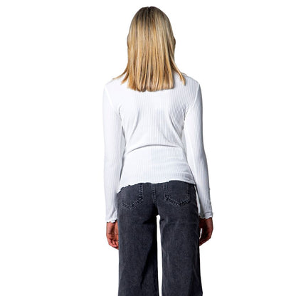 Sweater by Only for women in stretch polyester & viscose white showcases a sumptuous silhouette, artfully finished with a sumptuous turtle high-neck neckline and for a sophisticated, sumptuous look.