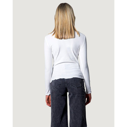 Sweater by Only for women in stretch polyester & viscose white showcases an masterful silhouette, artfully detailed with a masterful turtle high-neck neckline and for a sophisticated, premium finish.