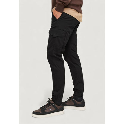 Trousers by Jack Jones for men in stretch cotton black presents a perennial silhouette, meticulously tailored with a skinny & slim cut, long finish, and an elegant .