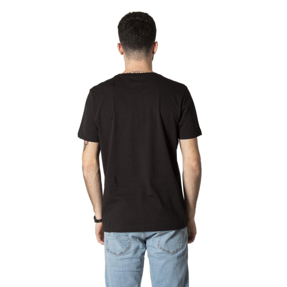 T-Shirt by Tommy Hilfiger for men in cotton black showcases a dramatic silhouette, elegantly detailed with a dramatic and for a truly dramatic finish.