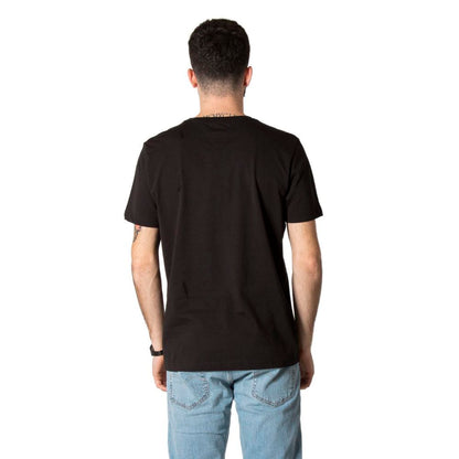 T-Shirt by Tommy Hilfiger for men in cotton black showcases a dramatic silhouette, elegantly detailed with a dramatic and for a truly dramatic finish.