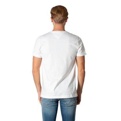 T-Shirt by Tommy Hilfiger for men in cotton cream features an on trend silhouette, perfectly showcasing a on trend and for an elevated aesthetic.