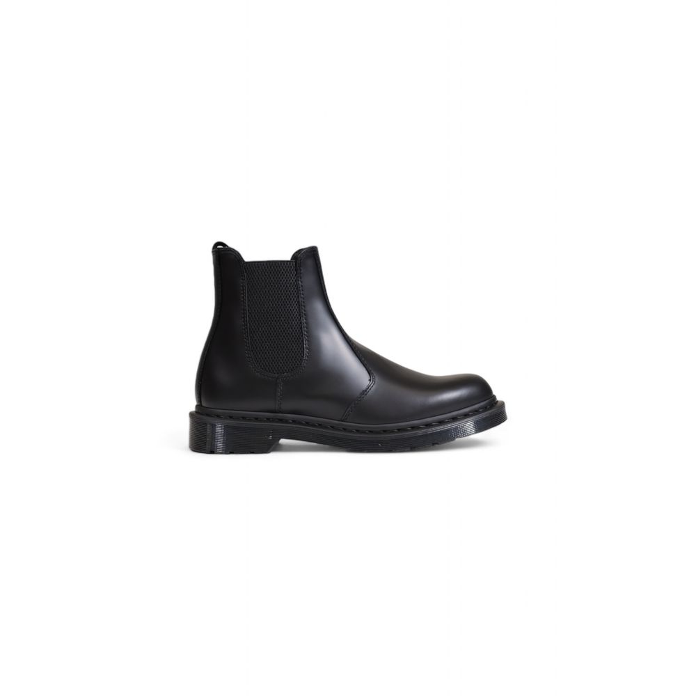 Chelsea Boots by Dr. Martens for men in leather & rubber black features an dynamic silhouette, showcasing the dynamic Men's Leather & Rubber Chelsea Boots design with its distinctive and elegant .