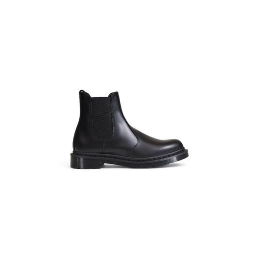 Chelsea Boots by Dr. Martens for men in leather & rubber black features an dynamic silhouette, showcasing the dynamic Men's Leather & Rubber Chelsea Boots design with its distinctive and elegant .