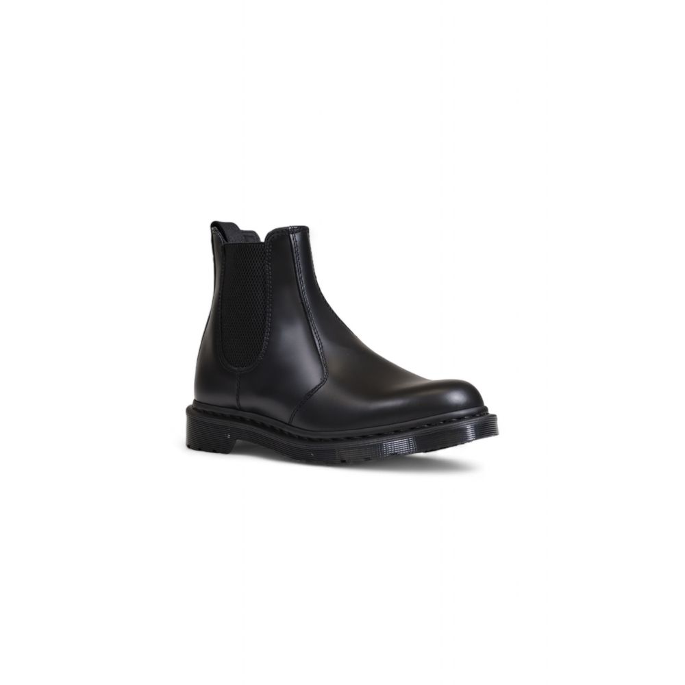 Chelsea Boots by Dr. Martens for men in leather & rubber black features an performance-driven Men's Leather & Rubber Chelsea Boots silhouette, defined by a sophisticated and a performance-driven .