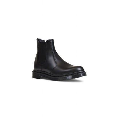 Chelsea Boots by Dr. Martens for men in leather & rubber black features an performance-driven Men's Leather & Rubber Chelsea Boots silhouette, defined by a sophisticated and a performance-driven .