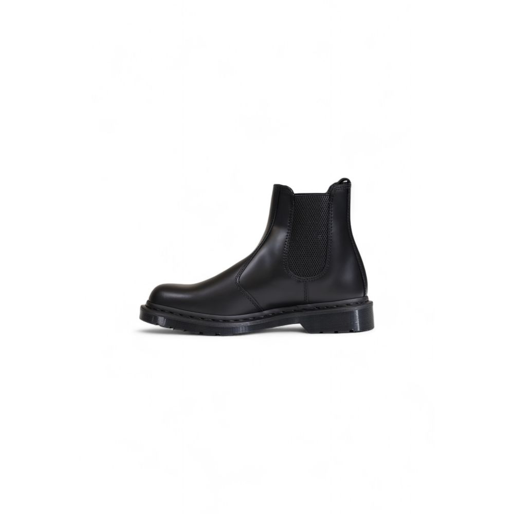 Chelsea Boots by Dr. Martens for men in leather & rubber black showcases a aeronautic silhouette as Men's Leather & Rubber Chelsea Boots, artfully defined by a aeronautic and a aeronautic .