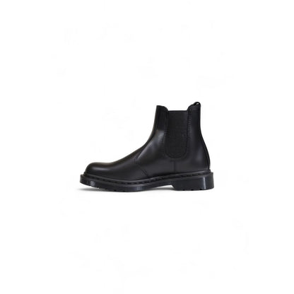 Chelsea Boots by Dr. Martens for men in leather & rubber black showcases a aeronautic silhouette as Men's Leather & Rubber Chelsea Boots, artfully defined by a aeronautic and a aeronautic .
