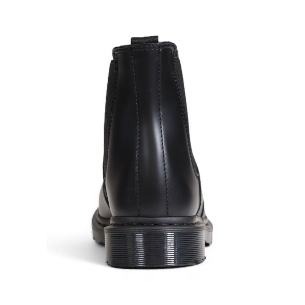 Chelsea Boots by Dr. Martens for men in leather & rubber black features an dynamic silhouette, showcasing the dynamic Men's Leather & Rubber Chelsea Boots design with its distinctive and elegant .